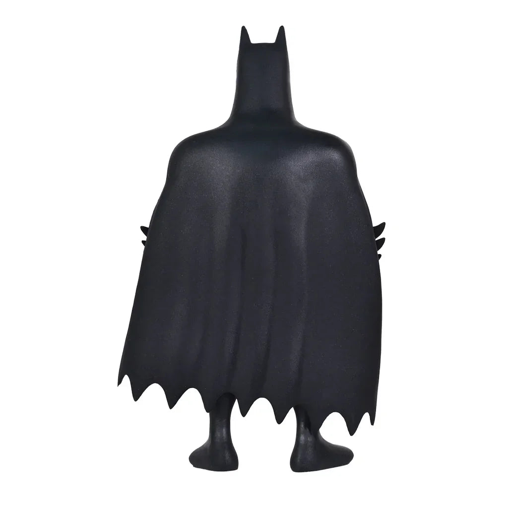 Batman Actionfigur von hinten gesehen mit schwarzem Umhang