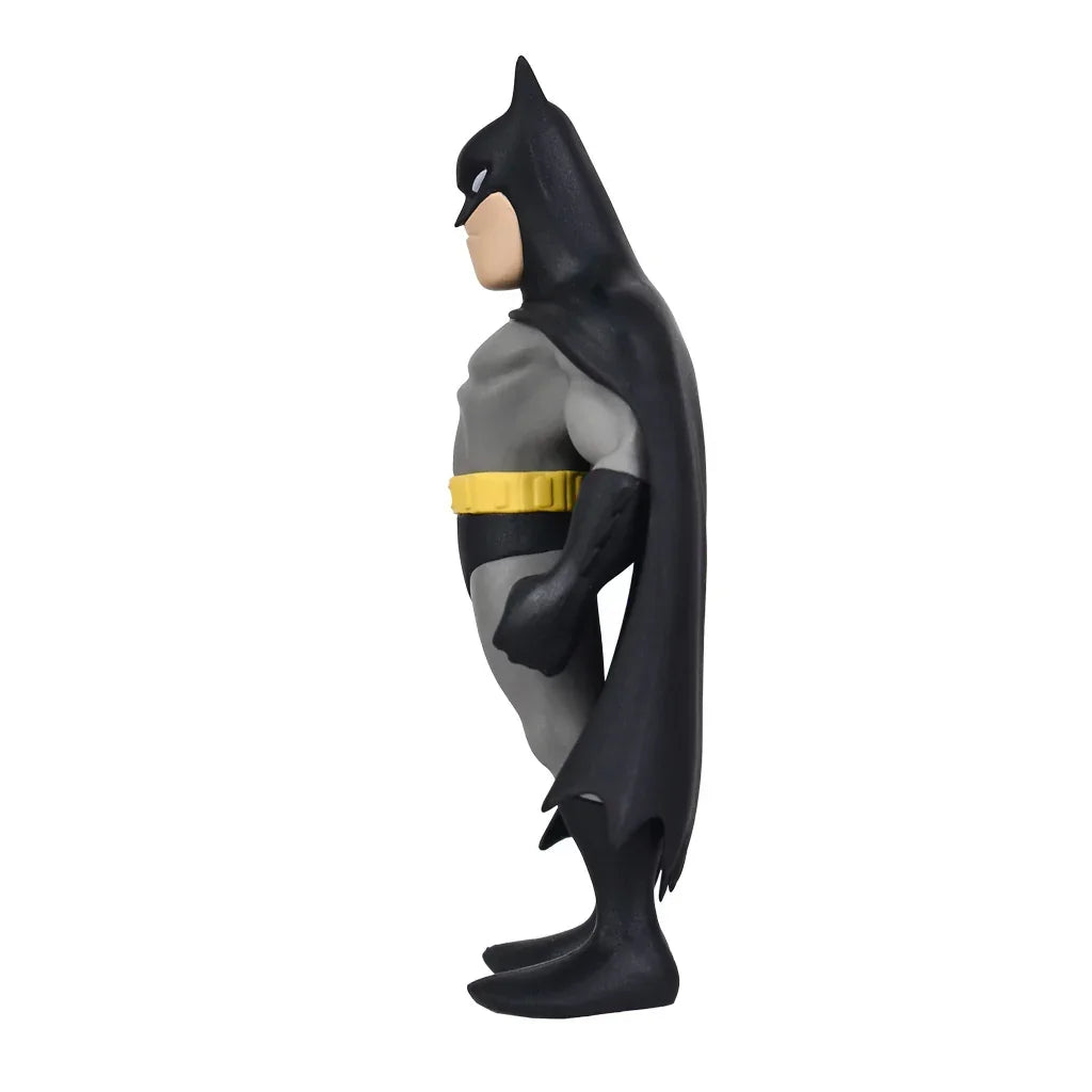 Batman Actionfigur in Seitenansicht mit grauem Anzug und gelbem Gürtel