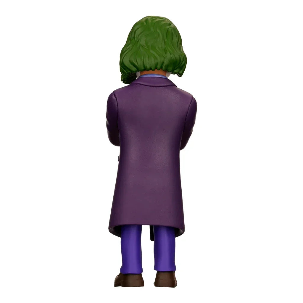 Rueckansicht einer Joker Figur mit gruenen Haaren und violettem Mantel