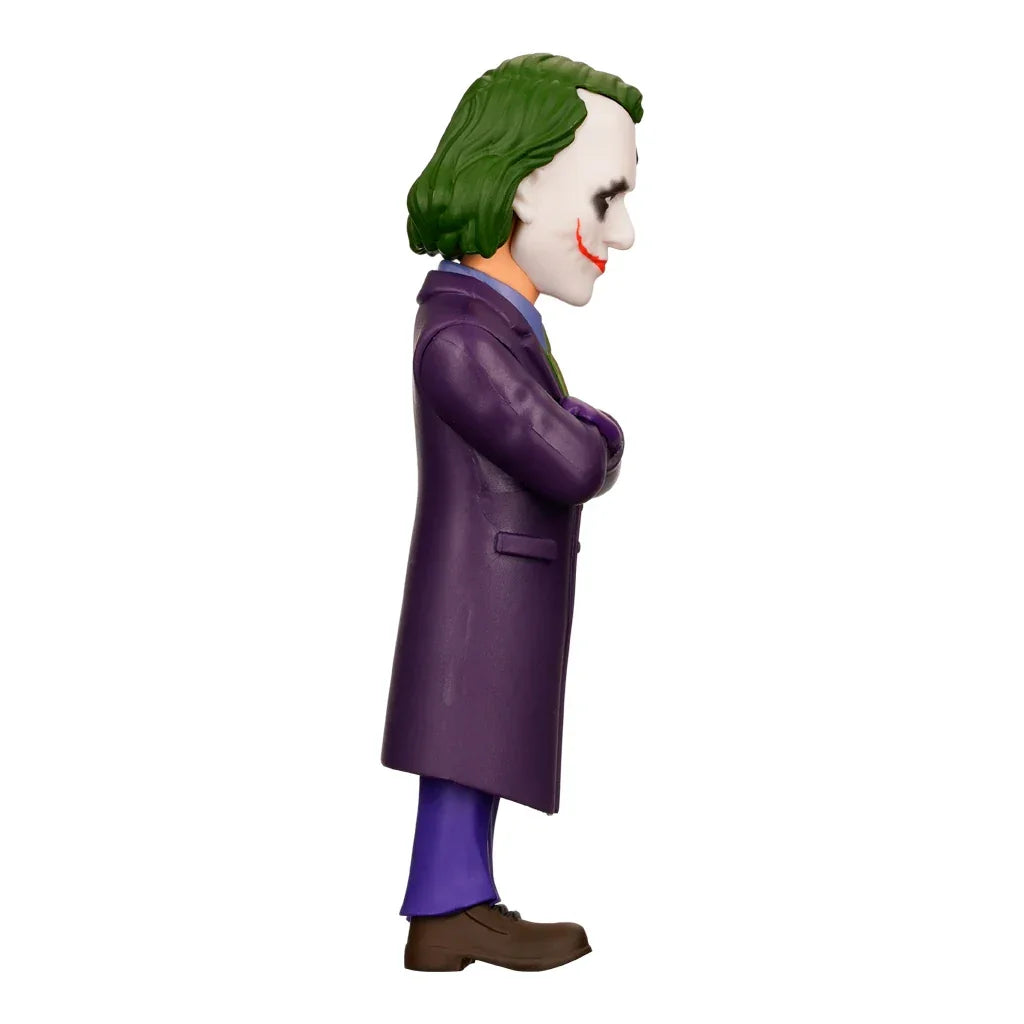 Seitenansicht einer Joker Sammelfigur mit lila Mantel und grünen Haaren