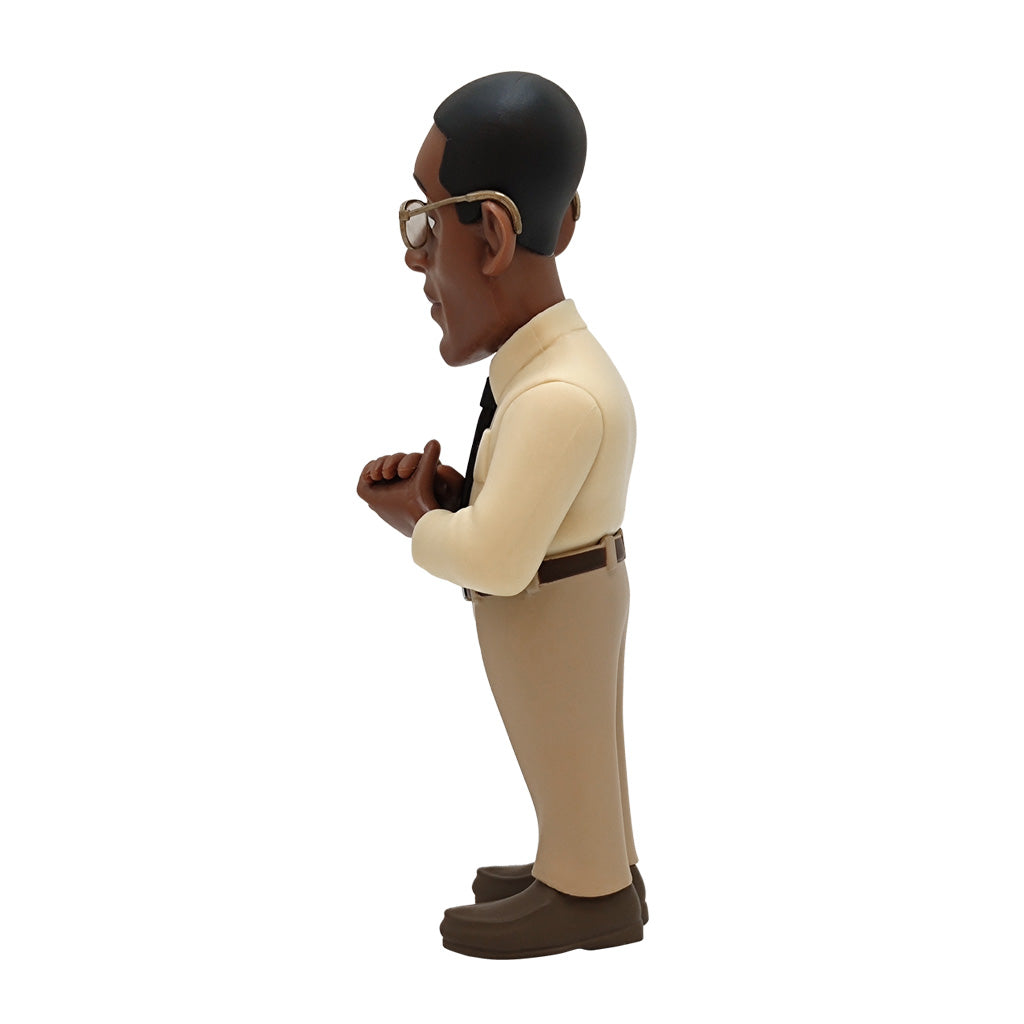 Seitenansicht einer männlichen Figur mit Brille, beigem Hemd, Krawatte und beiger Hose