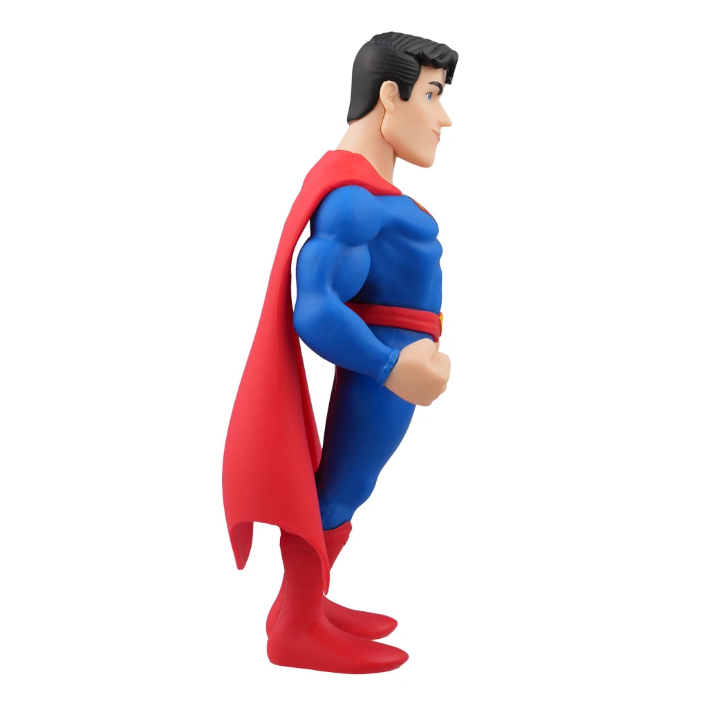 Superman Figur in blauem Anzug mit rotem Umhang und Stiefeln, von der Seite gesehen