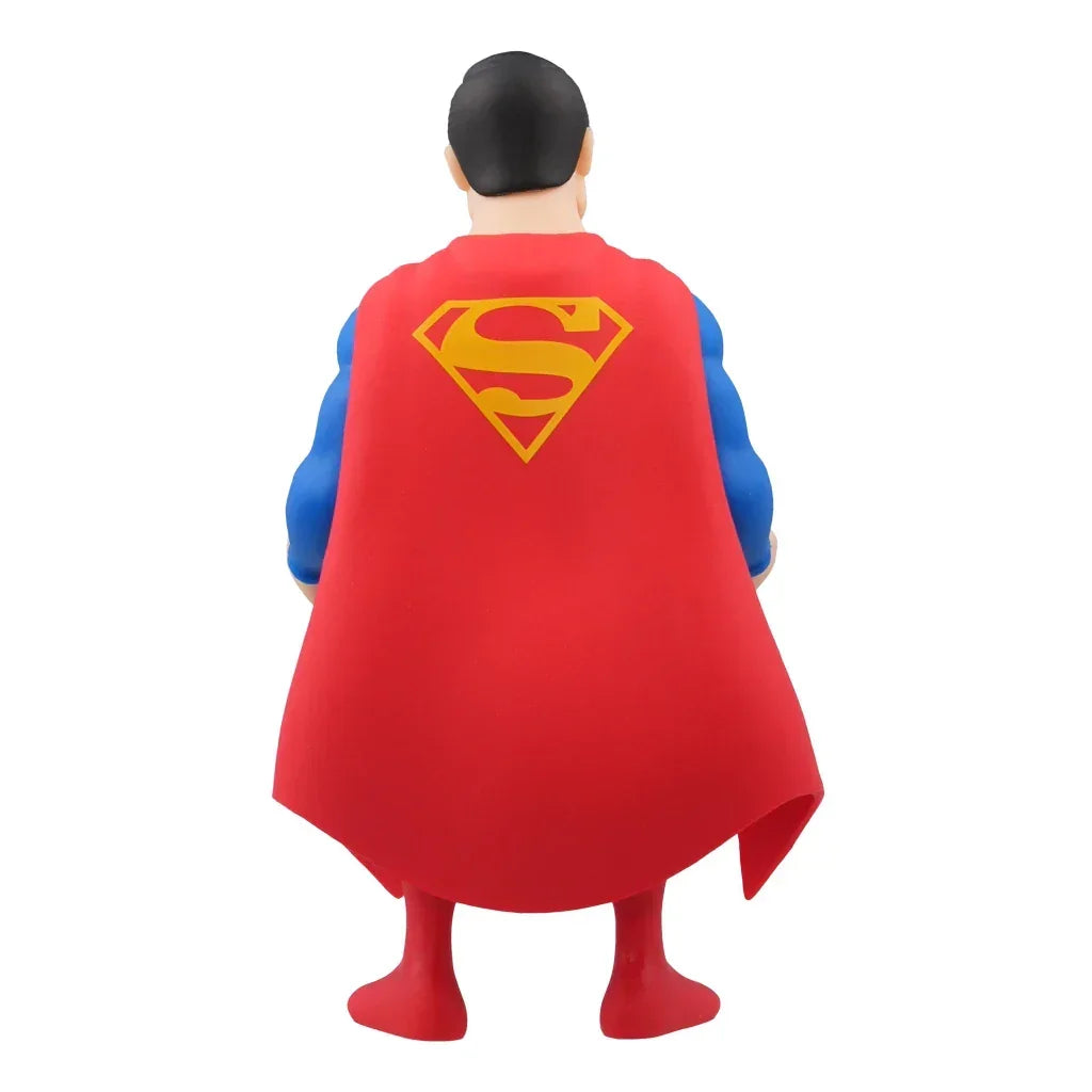 Rückansicht einer Superman-Figur mit rotem Umhang und gelbem S-Logo