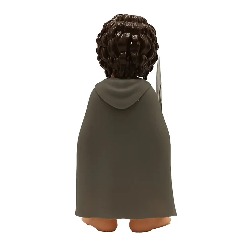 Rückansicht einer Frodo-Figur mit braunen Locken, grauem Umhang und einem Schwert