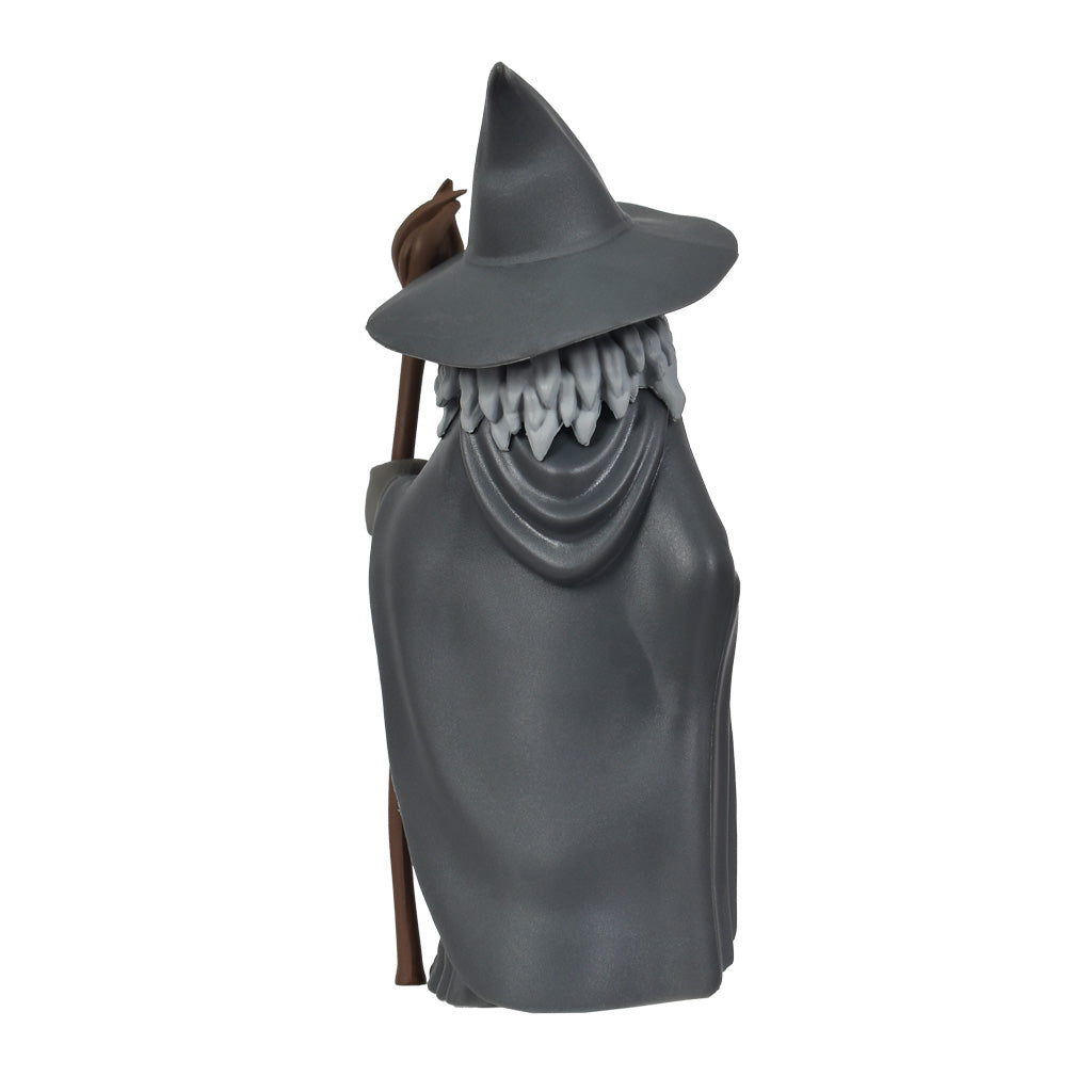 Rueckansicht einer Gandalf Figur mit grauem Umhang und spitzem Hut sowie einem Stab
