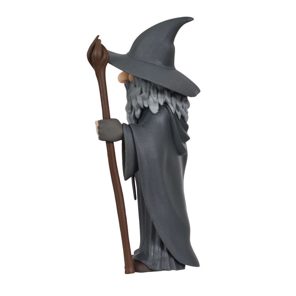 Gandalf Figur mit grauem Umhang und Zauberstab in Seitenansicht