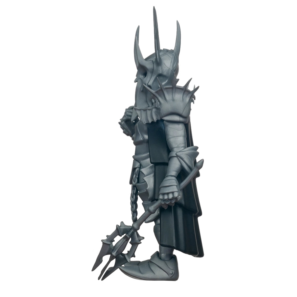 Graue Sauron-Figur mit Helm, Umhang und Dreizack