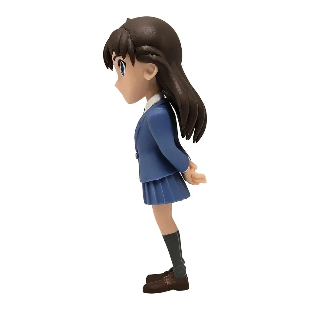 Anime Figur eines Mädchens mit braunen Haaren in blauer Schuluniform von der Seite