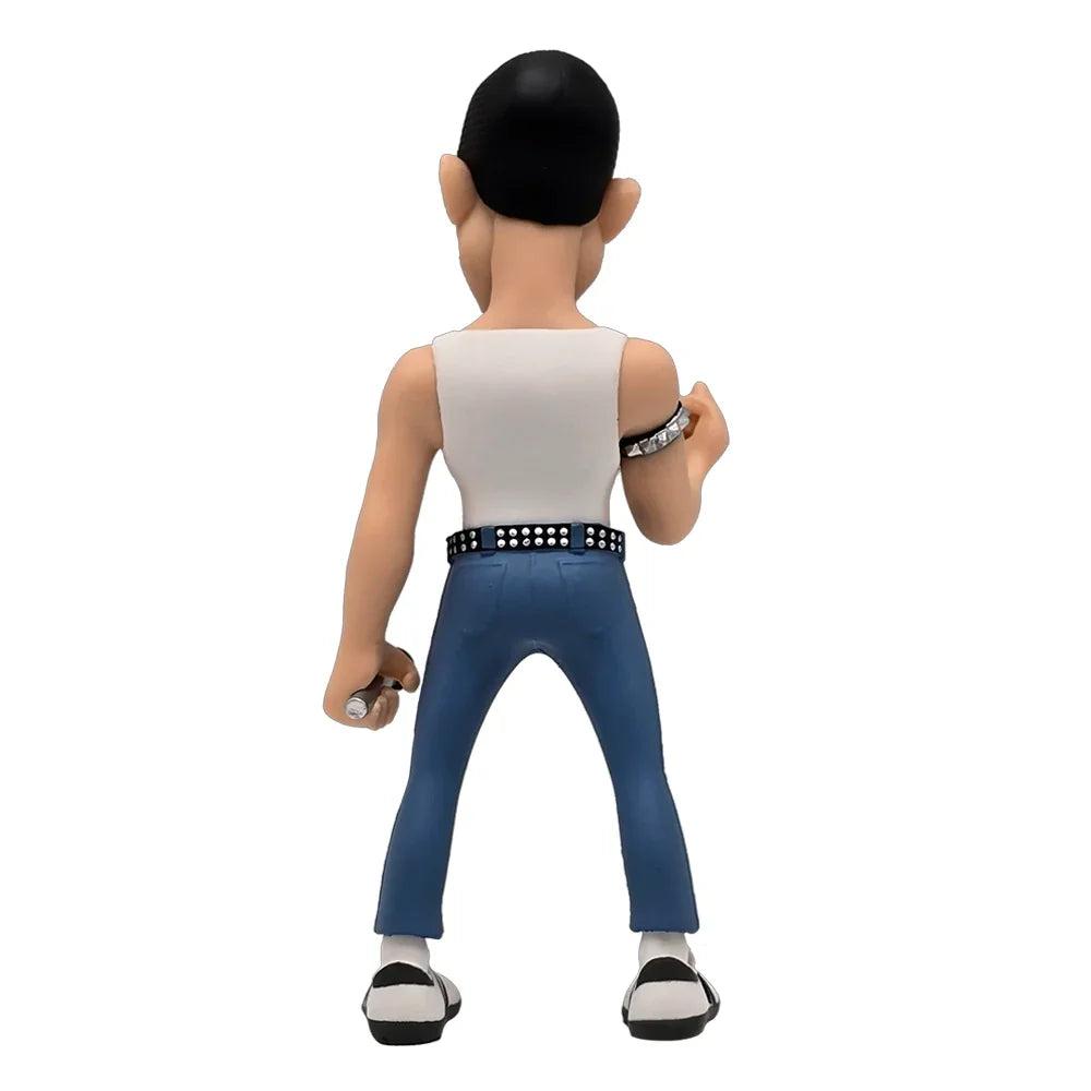 Figur von Freddie Mercury von hinten, weißes Tanktop, blaue Jeans, Nietenarmband und Gürtel