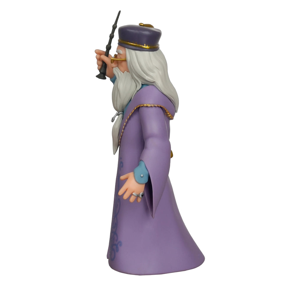 Dumbledore Figur mit Zauberstab, lila Robe, weißem Bart und Brille