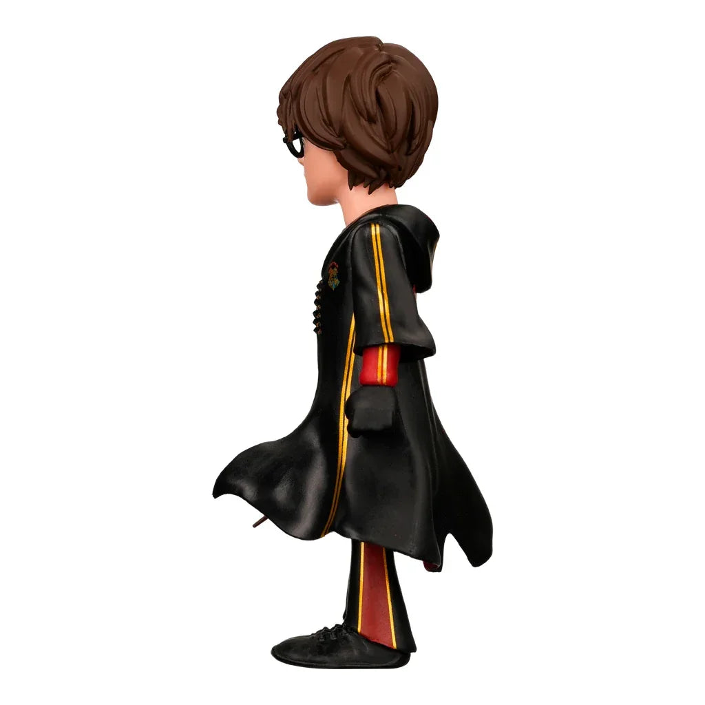 Harry Potter Figur im Profil, trägt eine schwarze Robe mit goldenen und roten Akzenten