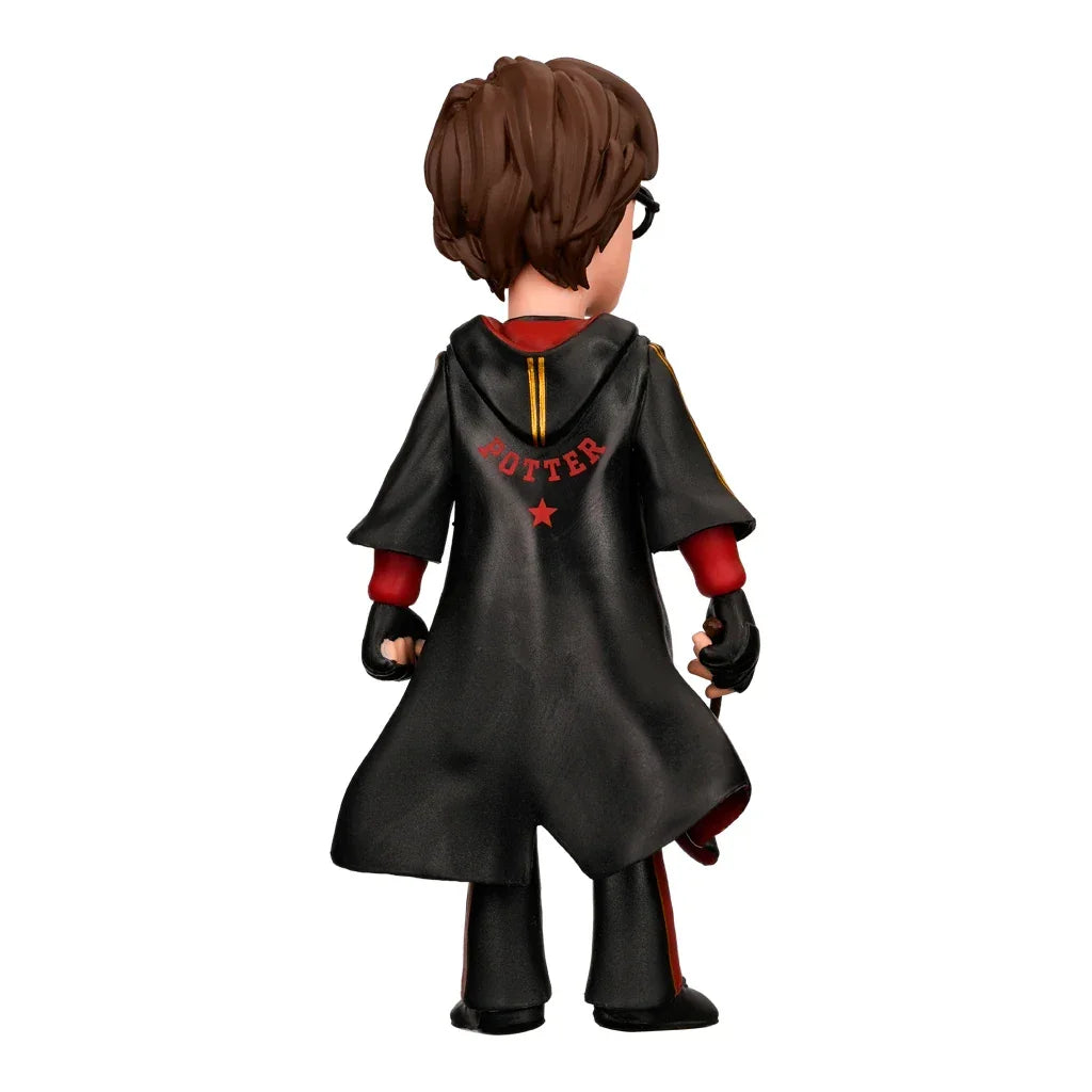 Rückansicht einer Harry Potter Figur mit Umhang und Zauberstab