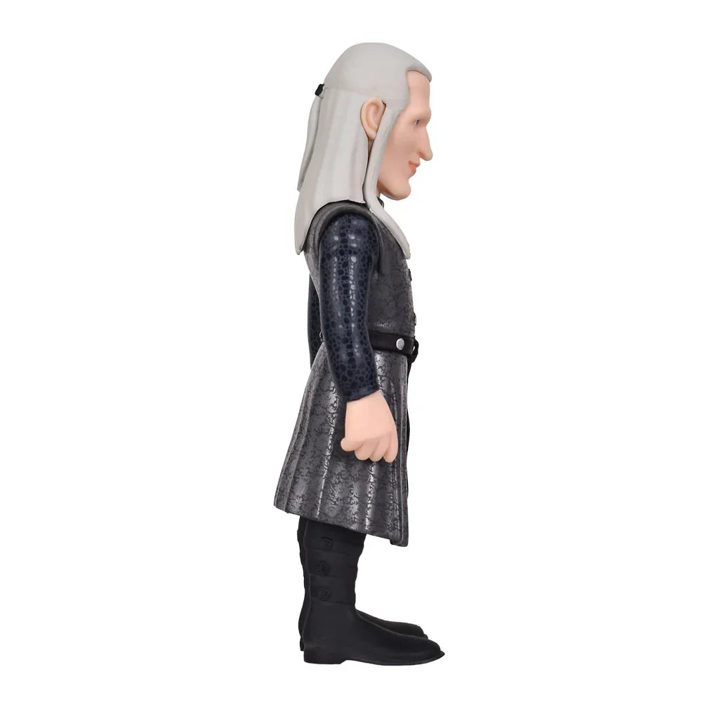 Seitenansicht einer Daemon Targaryen Sammelfigur mit langem silbernem Haar und grauer Rüstung