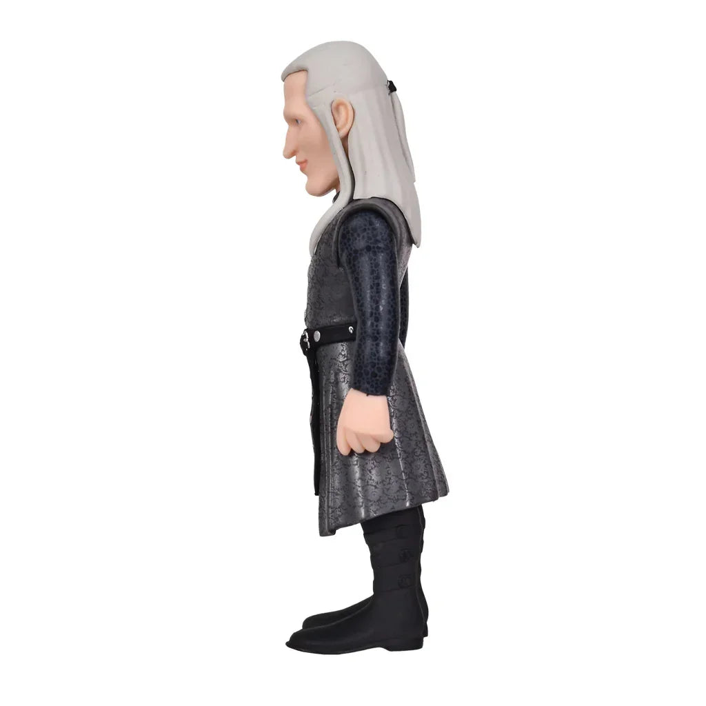 Sammelfigur eines Mannes mit langem grauem Haar in mittelalterlicher Kleidung von der Seite