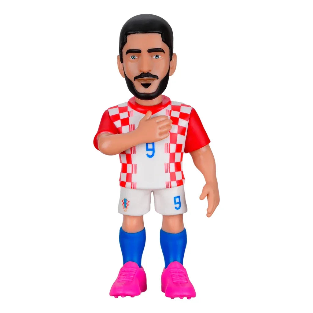Kroatischer Fußballspieler mit Bart und Trikot Nummer 9, Hand auf der Brust