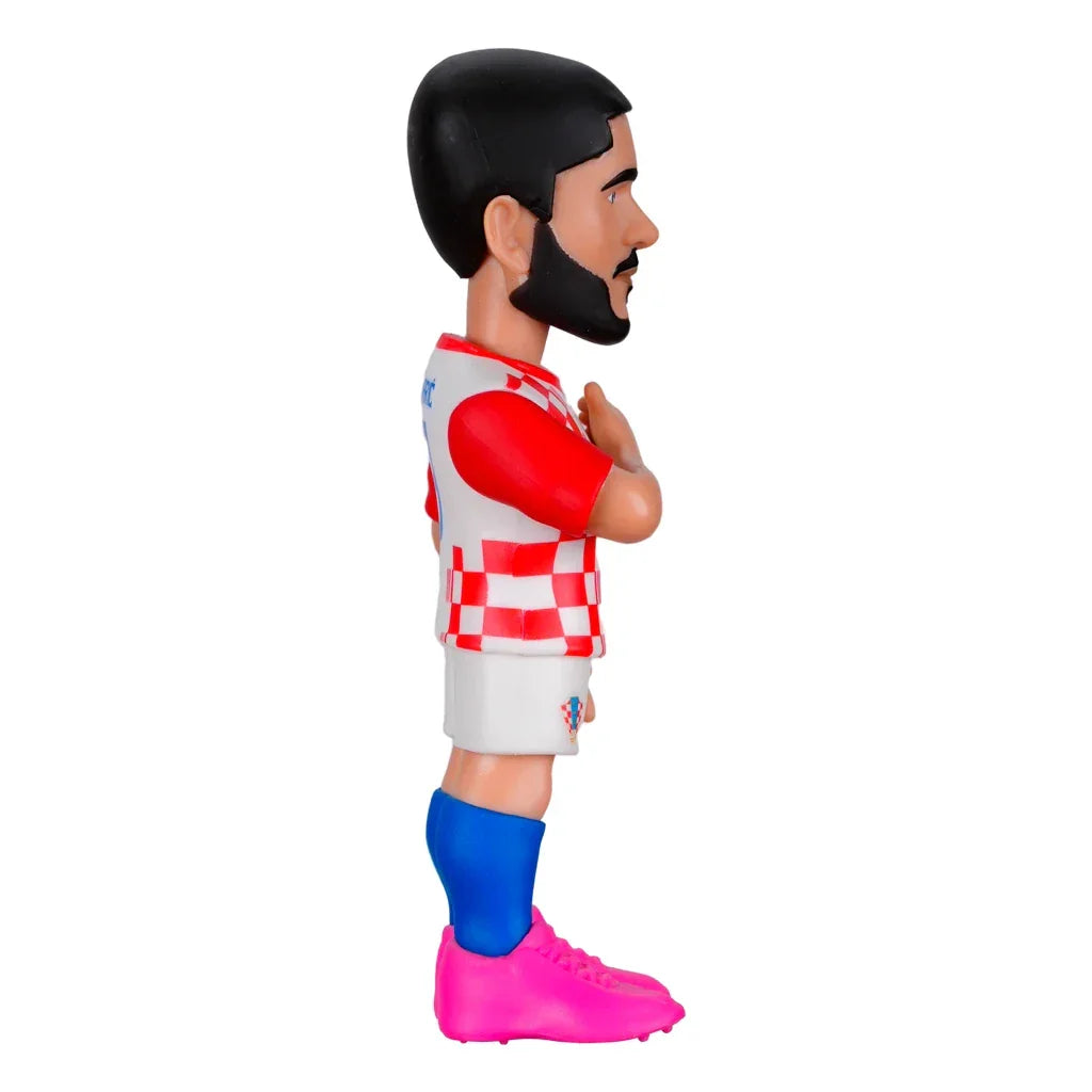 Bobblehead eines kroatischen Fußballspielers mit Bart, rot-weiß kariertem Trikot, blauen Socken und pinken Schuhen
