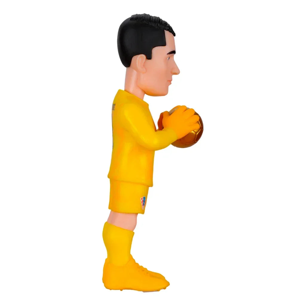 Fußballtorwart-Figur in gelbem Trikot und Handschuhen, die einen goldenen Fußball hält