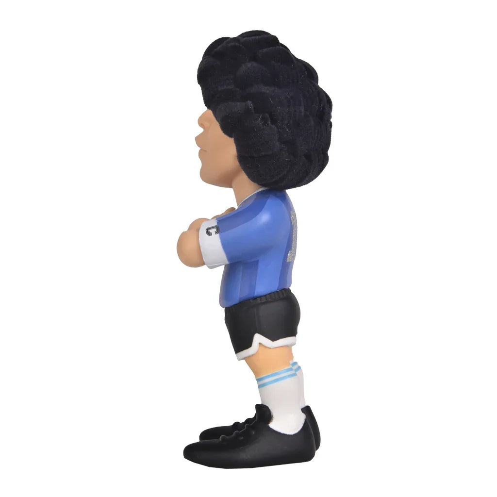 Sammelfigur eines Fußballers mit lockigem Haar im blauen Trikot und schwarzen Shorts
