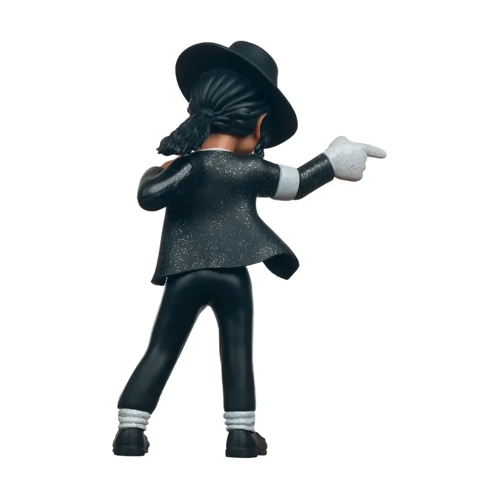 Michael Jackson Figur von hinten, schwarzer Anzug, Hut, weiße Handschuhe und Socken, zeigt nach rechts
