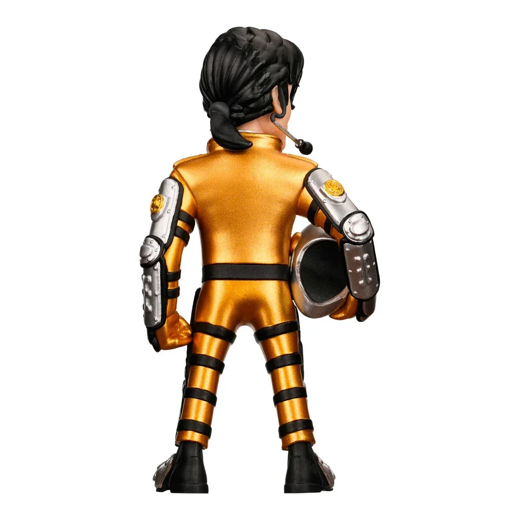 Rückansicht einer Figur in goldenem Anzug mit schwarzen Streifen, silbernen Rüstungsteilen und einem Headset