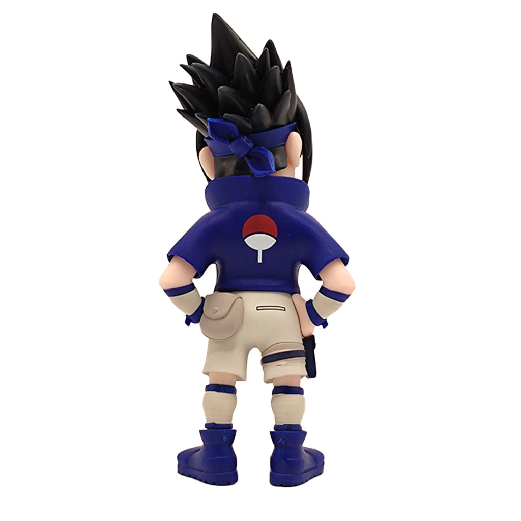 Rueckansicht einer Sasuke Uchiha Anime Figur mit blauem Oberteil und Uchiha Clan Symbol