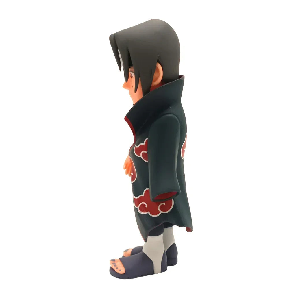 Itachi Uchiha Anime Figur in Seitenansicht mit schwarzem Mantel und roten Wolkenmotiven