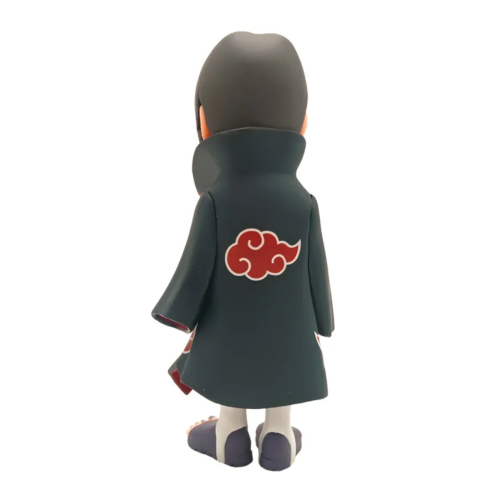 Anime Figur von hinten mit schwarzem Mantel und rotem Wolkenemblem