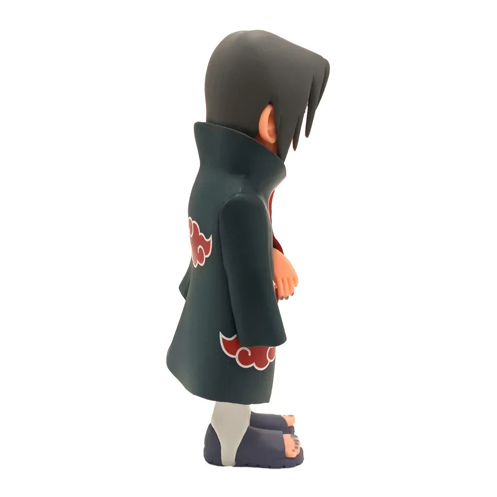 Itachi Uchiha Sammelfigur von der Seite mit schwarzem Akatsuki Mantel