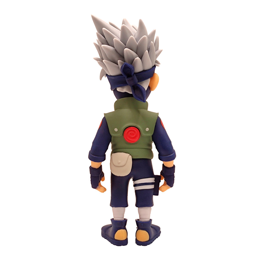 Rückansicht einer Kakashi Hatake Anime Figur mit silbernem Haar und grüner Weste