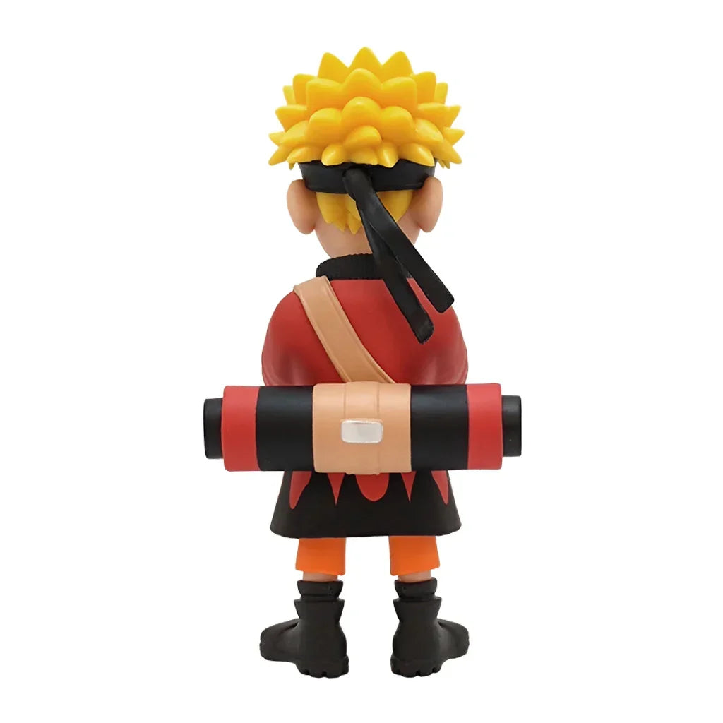 Rueckansicht einer Naruto Uzumaki Sammelfigur mit gelben Haaren und einer Schriftrolle auf dem Ruecken