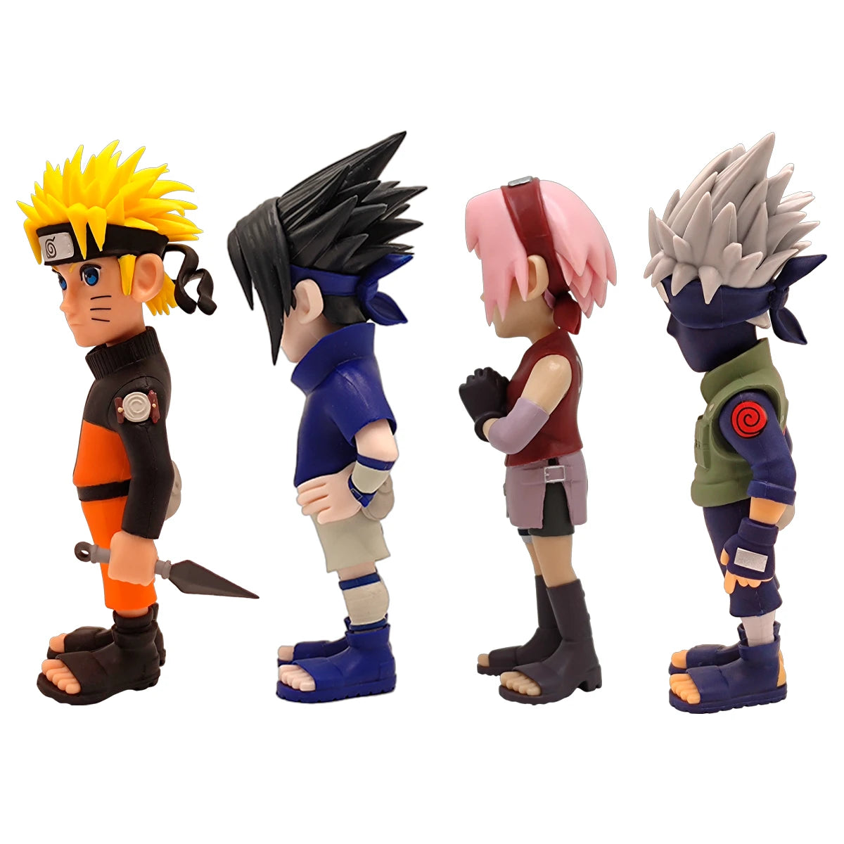 Vier Naruto-Figuren in einer Reihe, von links nach rechts: Naruto, Sasuke, Sakura, Kakashi