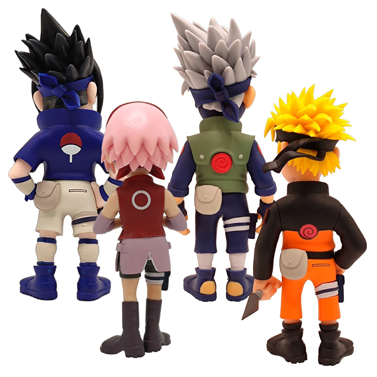 Vier Naruto-Figuren von hinten, Sasuke, Sakura, Kakashi und Naruto