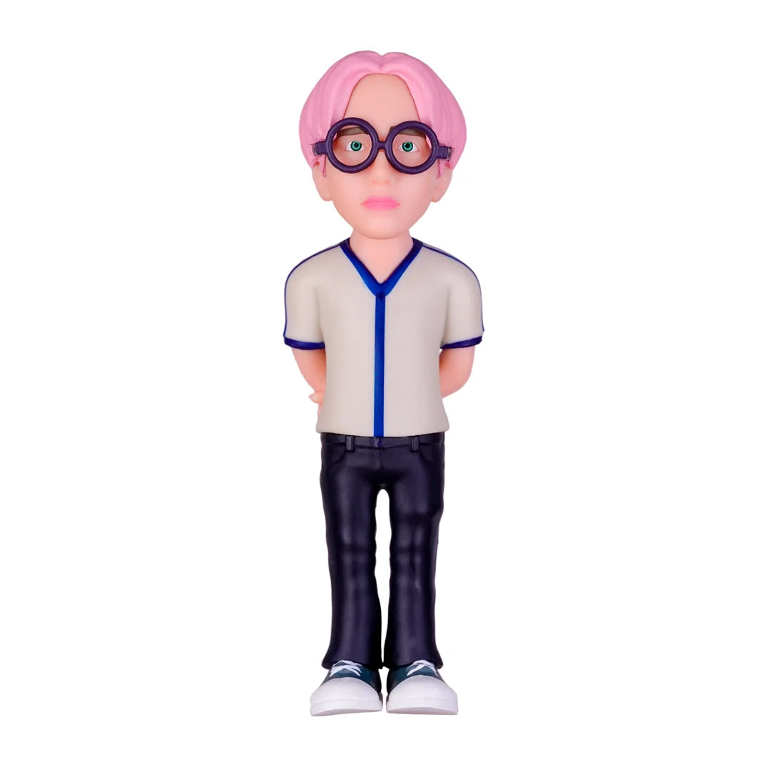 Sammelfigur mit rosa Haaren und Brille in einem hellen T-Shirt und dunkler Hose