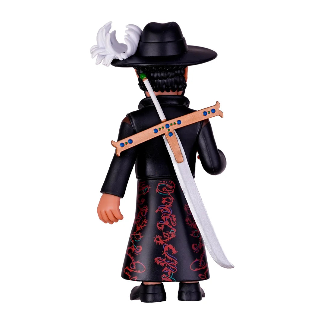 Rueckansicht einer Mihawk Falkenauge Figur mit Hut und Schwert auf dem Ruecken
