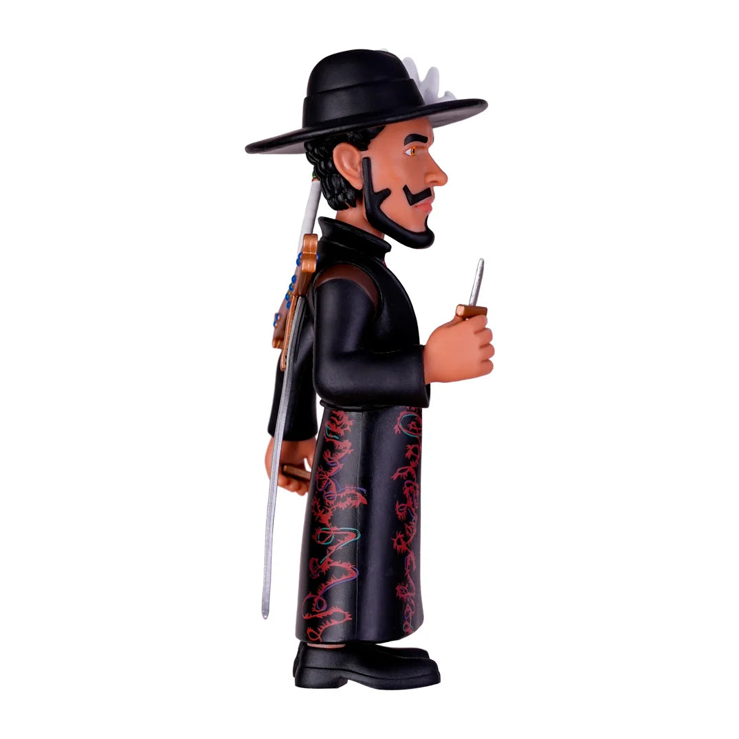 Sammelfigur eines Mannes mit Hut und Mantel mit Drachenmuster sowie einem Schwert in der Hand