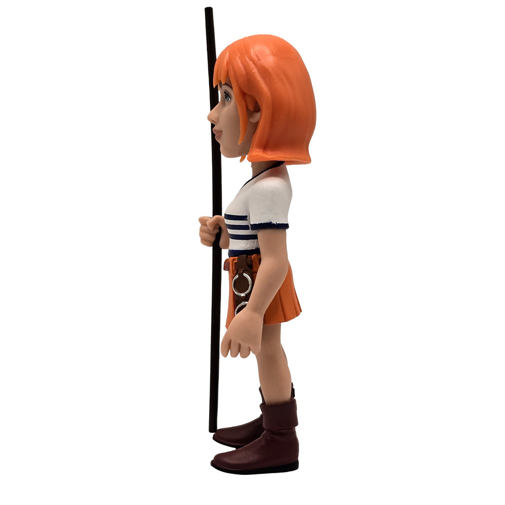 Anime Figur mit orangefarbenen Haaren in gestreiftem Oberteil und kurzem Rock mit Stab