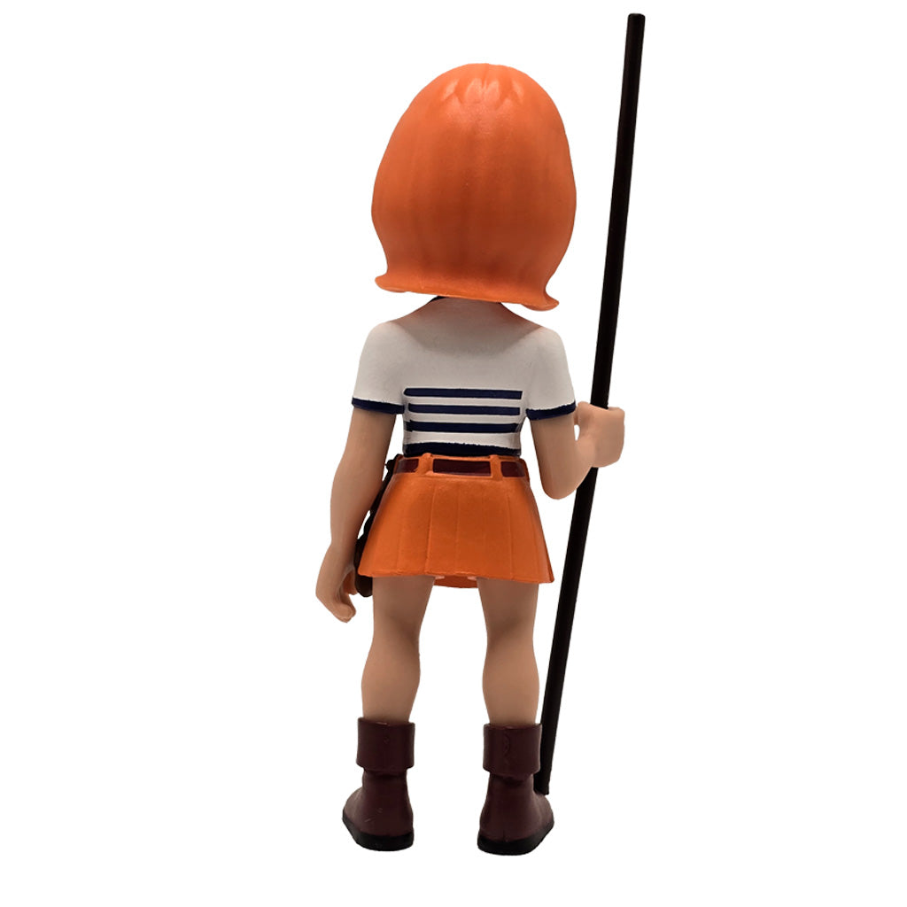 Rueckansicht einer Spielfigur mit orangefarbenen Haaren gestreiftem Oberteil orangefarbenem Rock und Stab