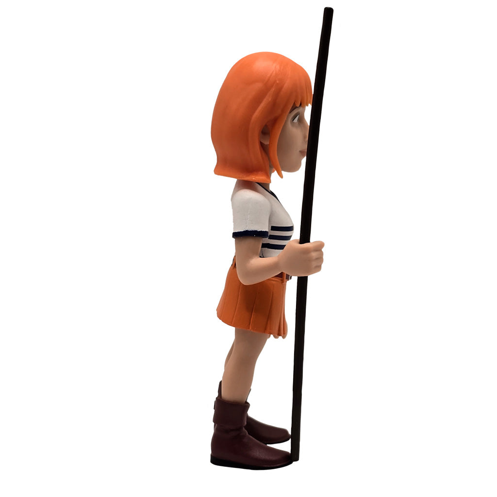 Sammelfigur einer Frau mit orangefarbenen Haaren in weißem Oberteil und orangefarbenem Rock mit einem Stab