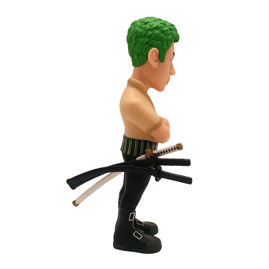 Sammelfigur von Roronoa Zoro mit grünen Haaren und drei Schwertern an der Hüfte in Seitenansicht