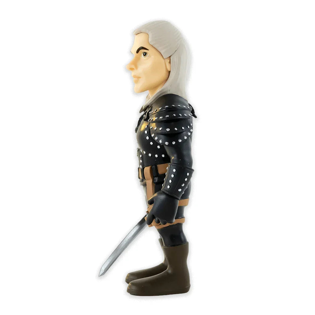 Sammelfigur von Geralt von Riva mit weißem Haar und schwarzer Rüstung in Seitenansicht