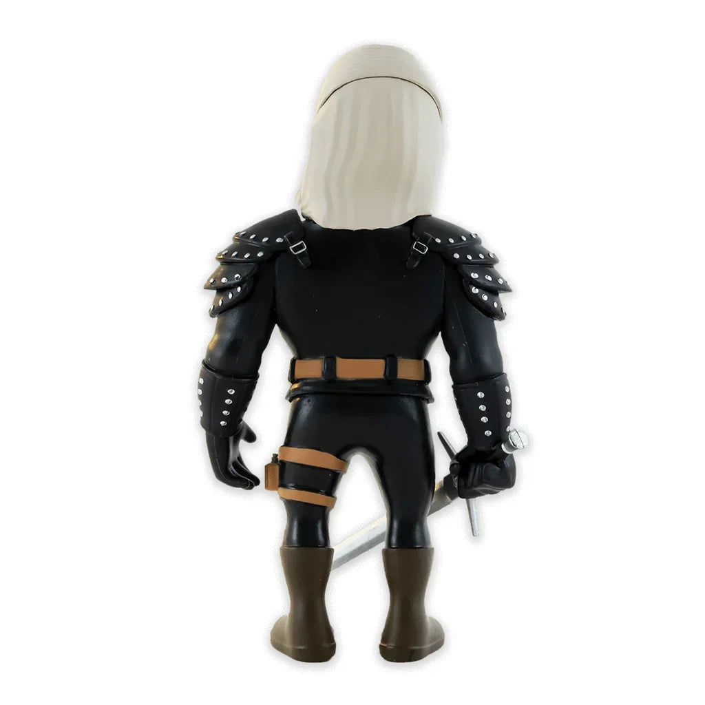 Rueckansicht einer Geralt von Riva Spielfigur mit weissem Haar und schwarzer Ruestung