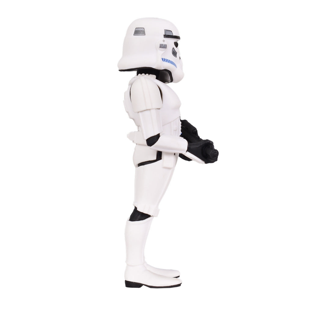Stormtrooper Actionfigur in Seitenansicht mit weisser Rüstung und schwarzem Blaster