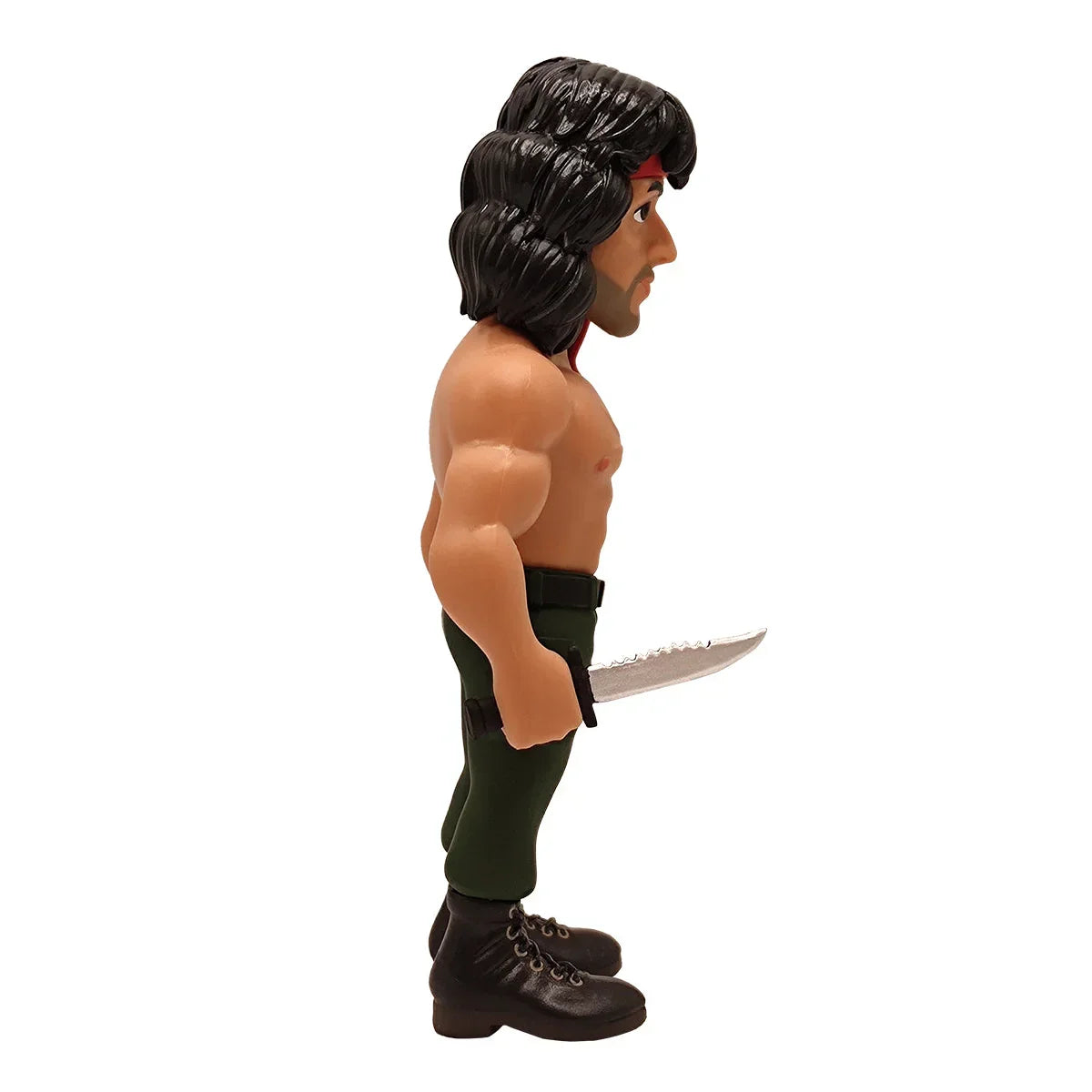 Rambo-Figur mit nacktem Oberkörper, Stirnband, grüner Hose, schwarzen Stiefeln und einem Messer