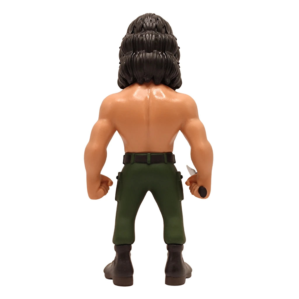 Rambo Actionfigur von hinten, mit langen Haaren, nacktem Oberkörper, grüner Hose und Stiefeln