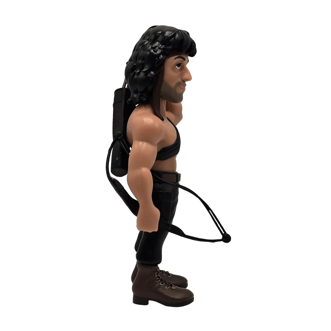 Rambo Actionfigur mit dunklen Haaren und Armbrust in Seitenansicht