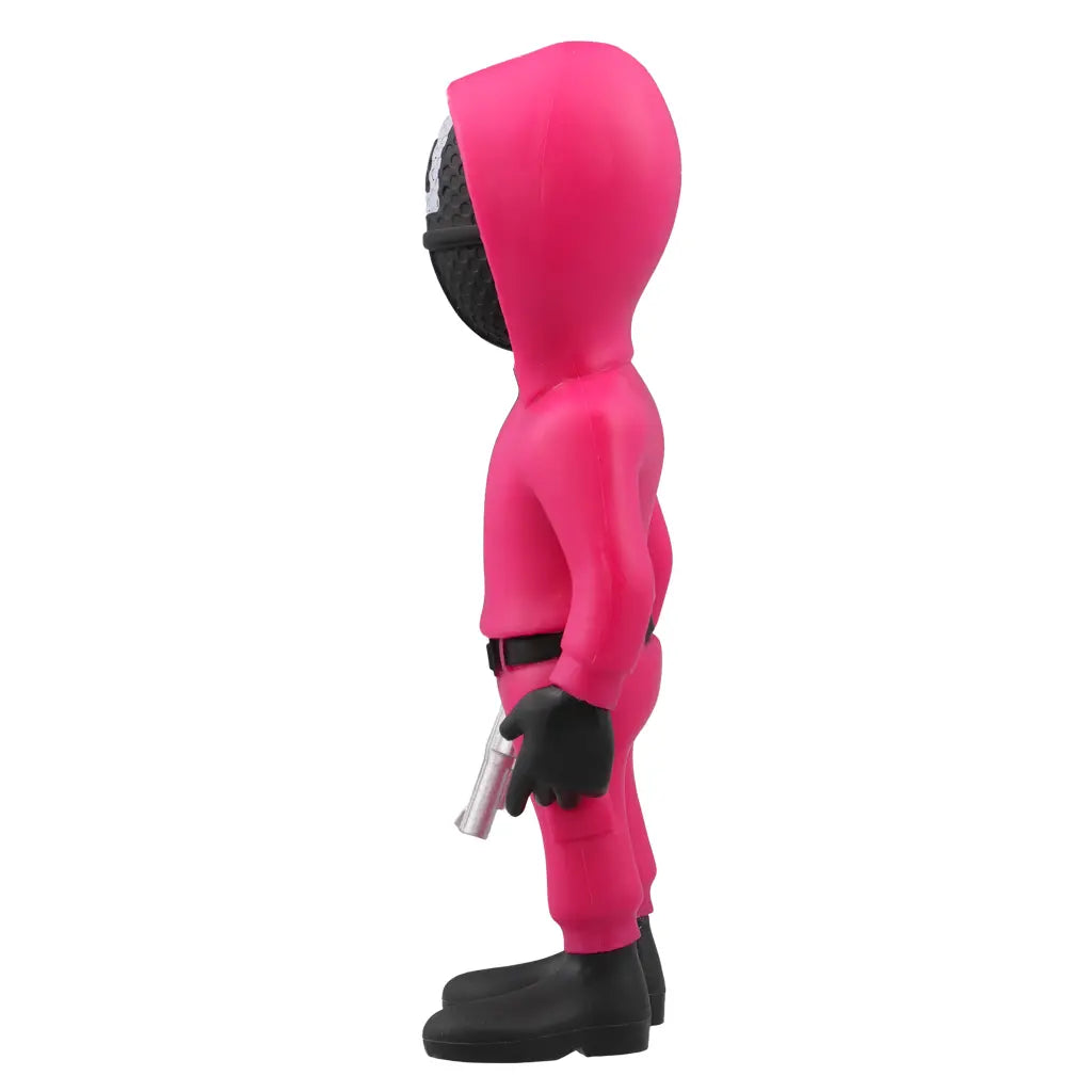 Squid Game Wächter Figur mit rosa Overall, schwarzem Gürtel, Handschuhen und Stiefeln, hält eine silberne Waffe