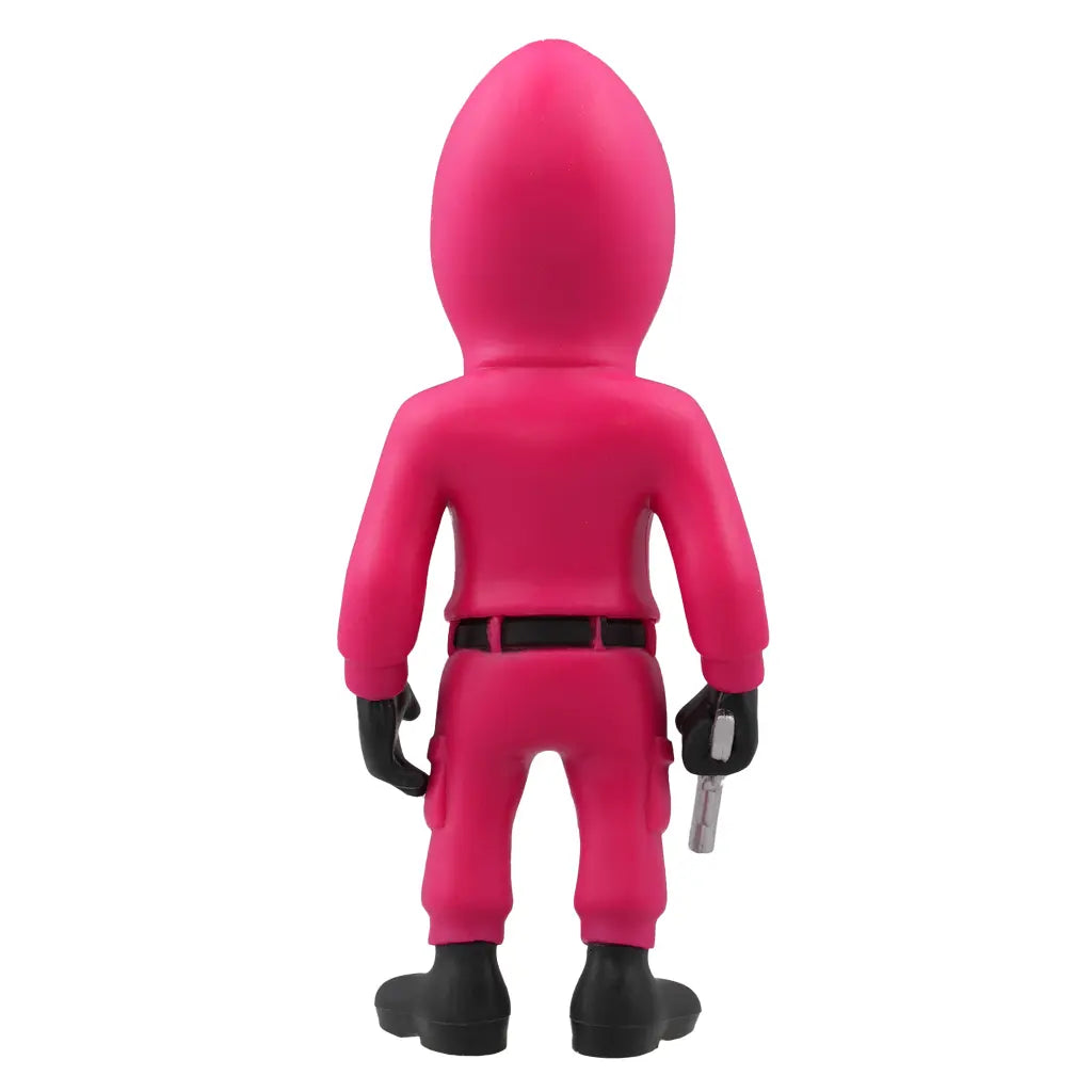 Rückansicht einer rosa Figur mit schwarzem Gürtel, Handschuhen und Stiefeln, die eine Waffe hält