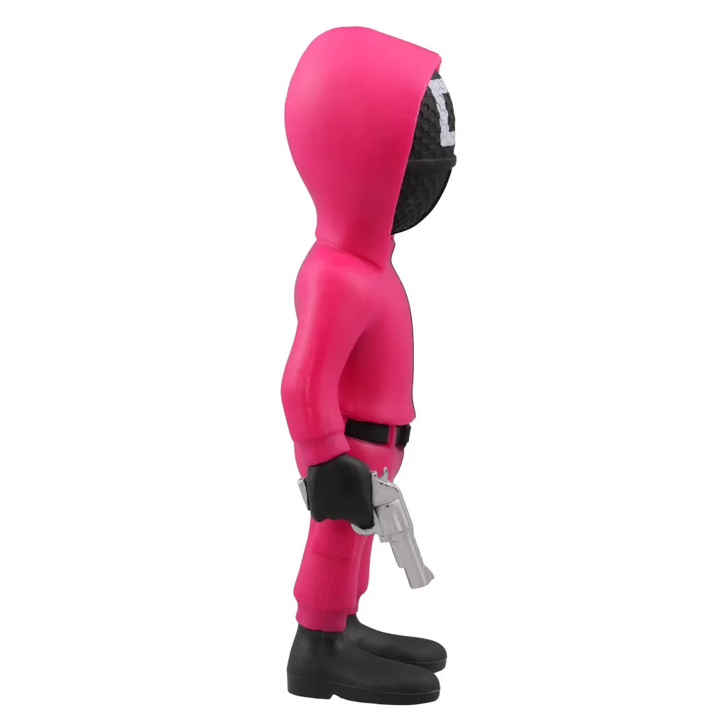 Squid Game Wächter Figur mit rosa Anzug und schwarzer Maske, hält eine silberne Waffe