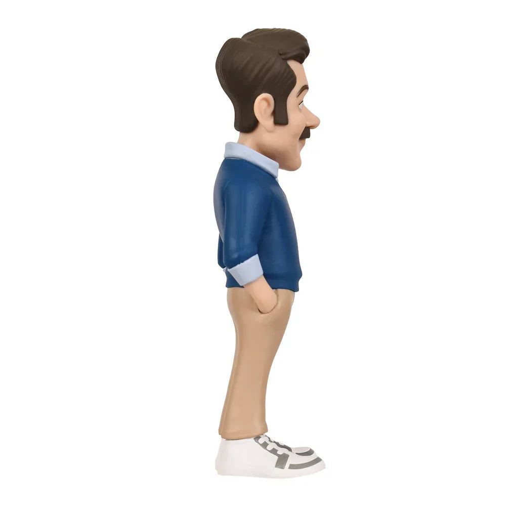 Sammelfigur eines Mannes mit Schnurrbart in blauem Pullover und beiger Hose von der Seite