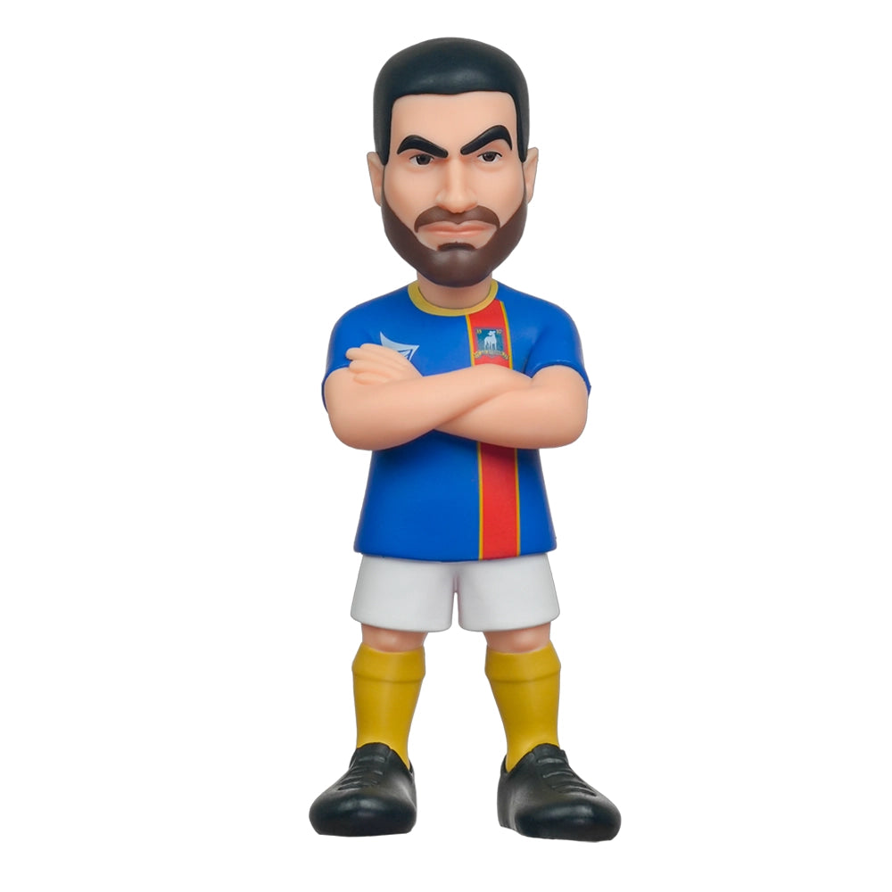 Fußballspieler-Figur mit Bart, blauem Trikot, weißen Shorts und gelben Socken